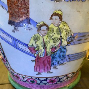 A pair of large Chinese famille rose 'court scene' vases, 19th C. — 照片 22