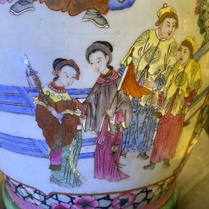 A pair of large Chinese famille rose 'court scene' vases, 19th C. — 照片 23