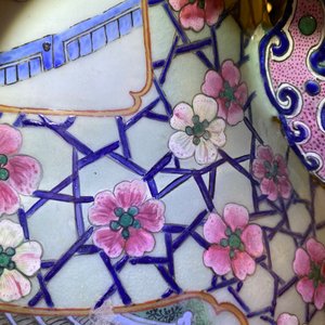 A pair of large Chinese famille rose 'court scene' vases, 19th C. — 照片 45