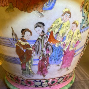 A pair of large Chinese famille rose 'court scene' vases, 19th C. — 照片 61