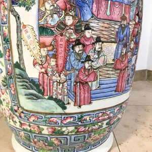 A pair of large Chinese famille rose court scene vases, 19th C. — 照片 14