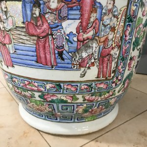 A pair of large Chinese famille rose court scene vases, 19th C. — 照片 15