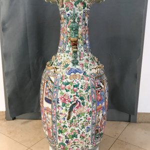 A pair of large Chinese famille rose court scene vases, 19th C. — 照片 17