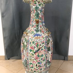 A pair of large Chinese famille rose court scene vases, 19th C. — 照片 27