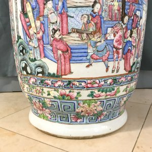 A pair of large Chinese famille rose court scene vases, 19th C. — 照片 50