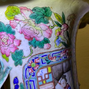 A pair of large Chinese famille rose court scene vases, 19th C. — 照片 66