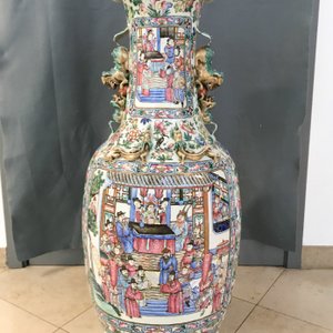 A pair of large Chinese famille rose court scene vases, 19th C. — 照片 7