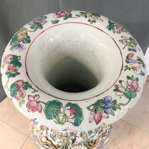 A pair of large Chinese famille rose court scene vases, 19th C. — 照片 8