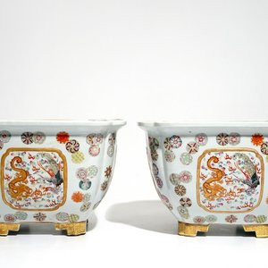A pair of large Chinese famille rose jardinieres, 20th C. — 照片 1