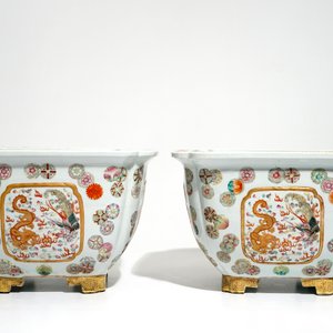 A pair of large Chinese famille rose jardinieres, 20th C. — 照片 4