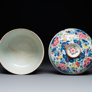A pair of large Chinese famille rose jars and covers with floral design, Qianlong — photo 6