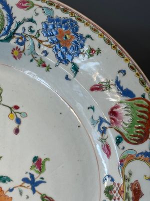 A pair of large Chinese famille rose 'Madame de Pompadour' dishes, Qianlong, ca. 1745 — photo 12