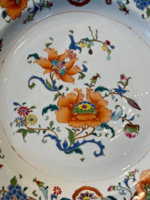 A pair of large Chinese famille rose 'Madame de Pompadour' dishes, Qianlong, ca. 1745 — photo 2