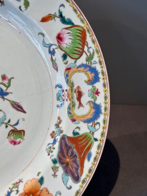 A pair of large Chinese famille rose 'Madame de Pompadour' dishes, Qianlong, ca. 1745 — photo 3