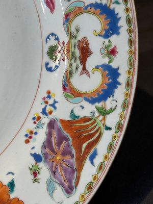 A pair of large Chinese famille rose 'Madame de Pompadour' dishes, Qianlong, ca. 1745 — photo 13