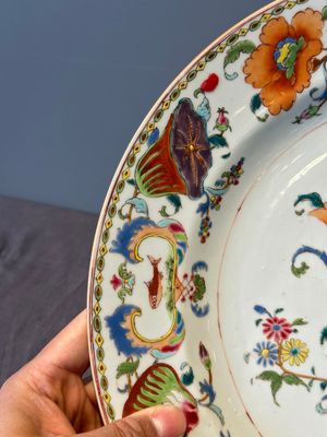 A pair of large Chinese famille rose 'Madame de Pompadour' dishes, Qianlong, ca. 1745 — photo 5