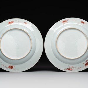 A pair of large Chinese famille rose 'Madame de Pompadour' dishes, Qianlong, ca. 1745 — photo 2