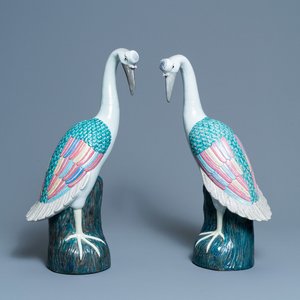 A pair of large Chinese famille rose models of cranes, 20th C. — photo 1