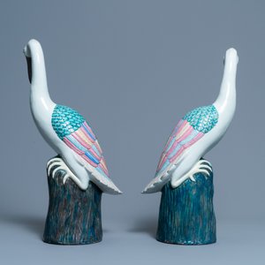 A pair of large Chinese famille rose models of cranes, 20th C. — photo 4