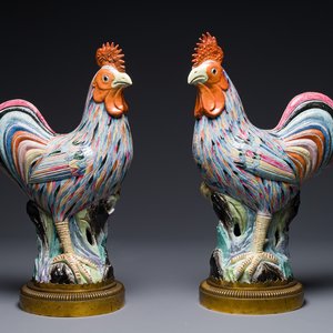 A pair of large Chinese famille rose models of roosters with gilt bronze mounts, Qianlong — 照片 1