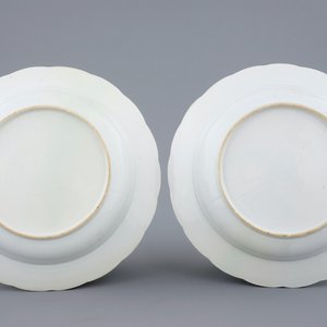 A pair of large Chinese famille rose plates with floral designs, Qianlong, 18th C. — photo 2