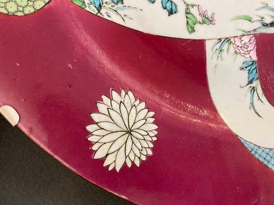 A pair of large Chinese famille rose ruby-ground 'rooster' dishes, Yongzheng — 照片 12