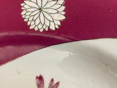 A pair of large Chinese famille rose ruby-ground 'rooster' dishes, Yongzheng — 照片 16