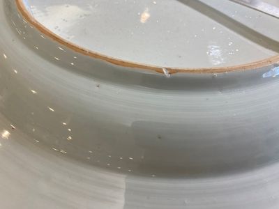 A pair of large Chinese famille rose ruby-ground 'rooster' dishes, Yongzheng — 照片 5