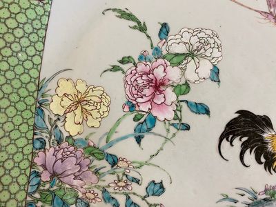 A pair of large Chinese famille rose ruby-ground 'rooster' dishes, Yongzheng — 照片 10
