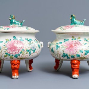 A pair of large Chinese famille rose tripod warming bowls and covers, 19/20th C. — photo 1