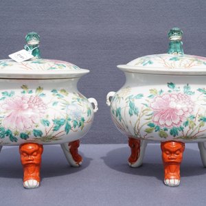 A pair of large Chinese famille rose tripod warming bowls and covers, 19/20th C. — photo 13