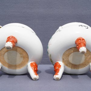 A pair of large Chinese famille rose tripod warming bowls and covers, 19/20th C. — photo 15