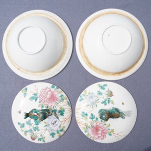 A pair of large Chinese famille rose tripod warming bowls and covers, 19/20th C. — photo 16