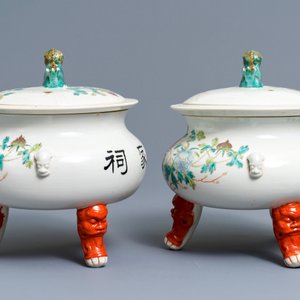 A pair of large Chinese famille rose tripod warming bowls and covers, 19/20th C. — photo 4