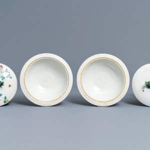 A pair of large Chinese famille rose tripod warming bowls and covers, 19/20th C. — photo 8