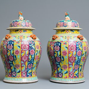 A pair of large Chinese famille rose vases and covers, 19th C. — 照片 1