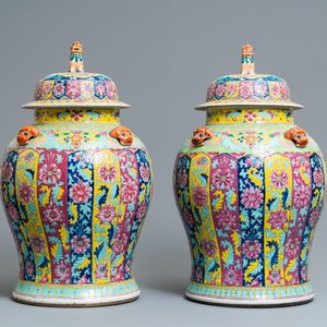 A pair of large Chinese famille rose vases and covers, 19th C. — 照片 2