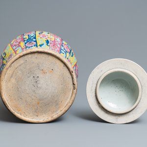 A pair of large Chinese famille rose vases and covers, 19th C. — 照片 6