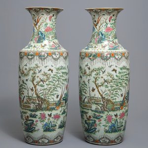 A pair of large Chinese famille rose vases with birds in a garden, 19th C. — photo 2