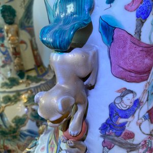 A pair of large Chinese famille rose vases with narrative design, 19th C. — 照片 10