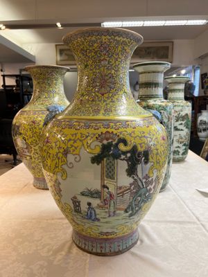 A pair of large Chinese famille rose yellow-ground 'Hu' vases with narrative design, Qianlong mark, Republic — 照片 1