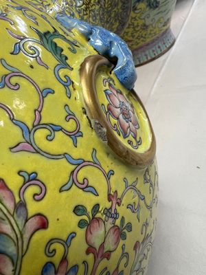 A pair of large Chinese famille rose yellow-ground 'Hu' vases with narrative design, Qianlong mark, Republic — 照片 11