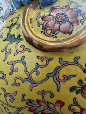 A pair of large Chinese famille rose yellow-ground 'Hu' vases with narrative design, Qianlong mark, Republic — 照片 15