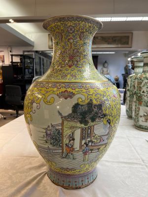 A pair of large Chinese famille rose yellow-ground 'Hu' vases with narrative design, Qianlong mark, Republic — 照片 16