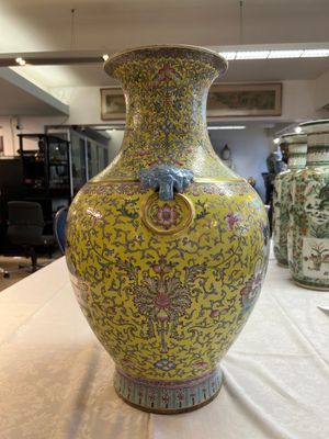 A pair of large Chinese famille rose yellow-ground 'Hu' vases with narrative design, Qianlong mark, Republic — 照片 17