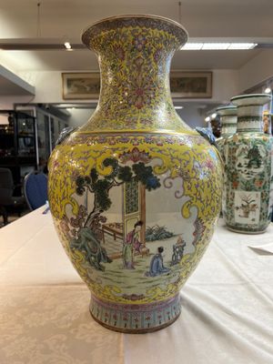 A pair of large Chinese famille rose yellow-ground 'Hu' vases with narrative design, Qianlong mark, Republic — 照片 18