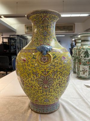 A pair of large Chinese famille rose yellow-ground 'Hu' vases with narrative design, Qianlong mark, Republic — 照片 19