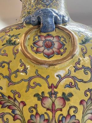 A pair of large Chinese famille rose yellow-ground 'Hu' vases with narrative design, Qianlong mark, Republic — 照片 20