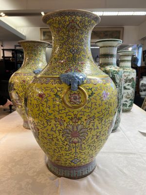 A pair of large Chinese famille rose yellow-ground 'Hu' vases with narrative design, Qianlong mark, Republic — 照片 2