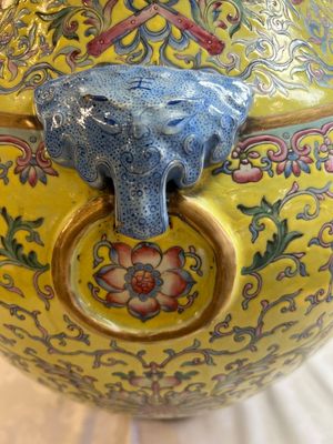 A pair of large Chinese famille rose yellow-ground 'Hu' vases with narrative design, Qianlong mark, Republic — 照片 21